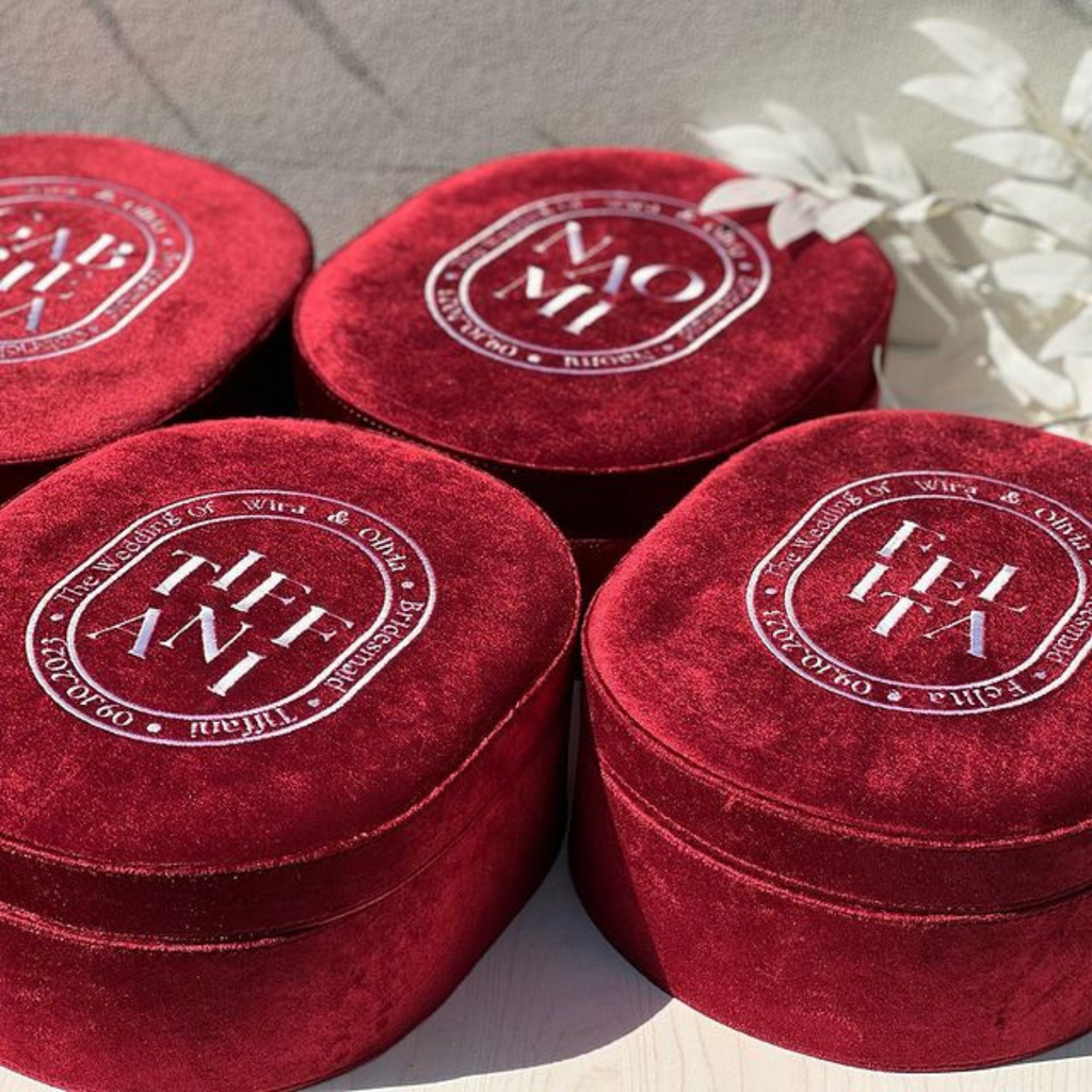 Custom Elegant Oval Velvet Box