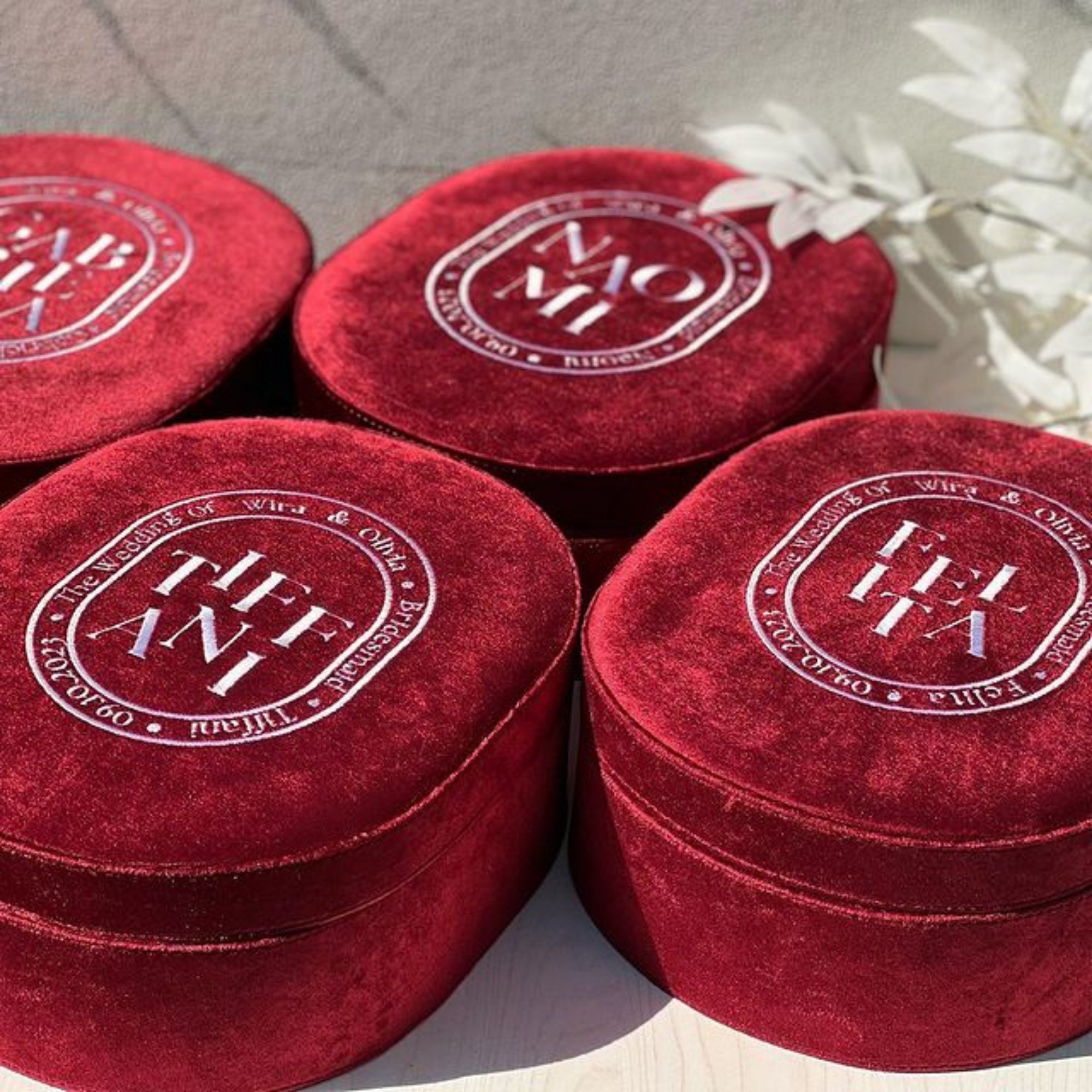 Custom Elegant Oval Velvet Box