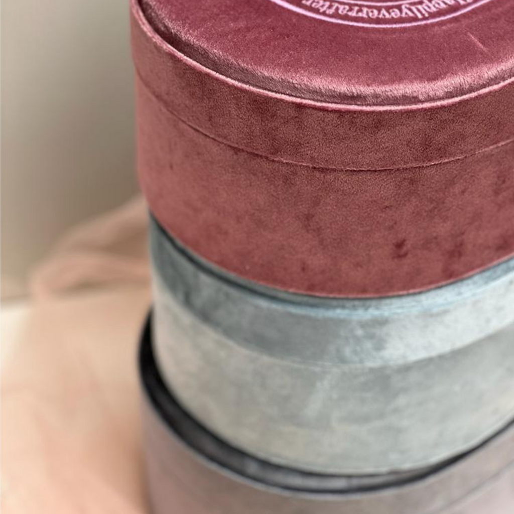 Custom Elegant Oval Velvet Box