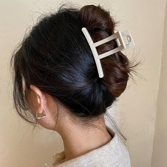Simple and versatile one word hairpin